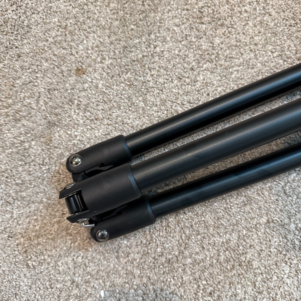 Pivo Black Tripod with Remote - Picture 9 of 16